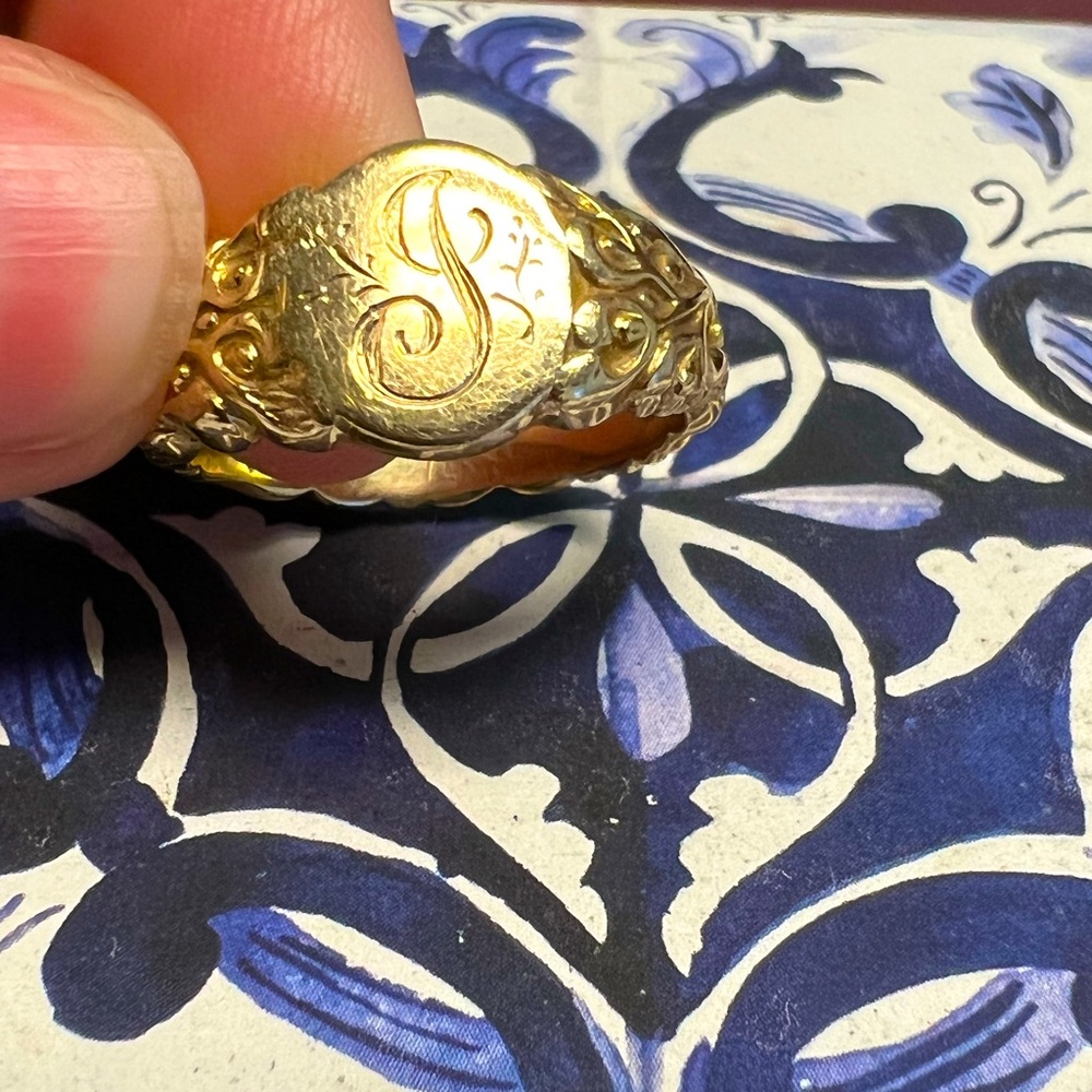 Vintage 14k gold signet ring “J”